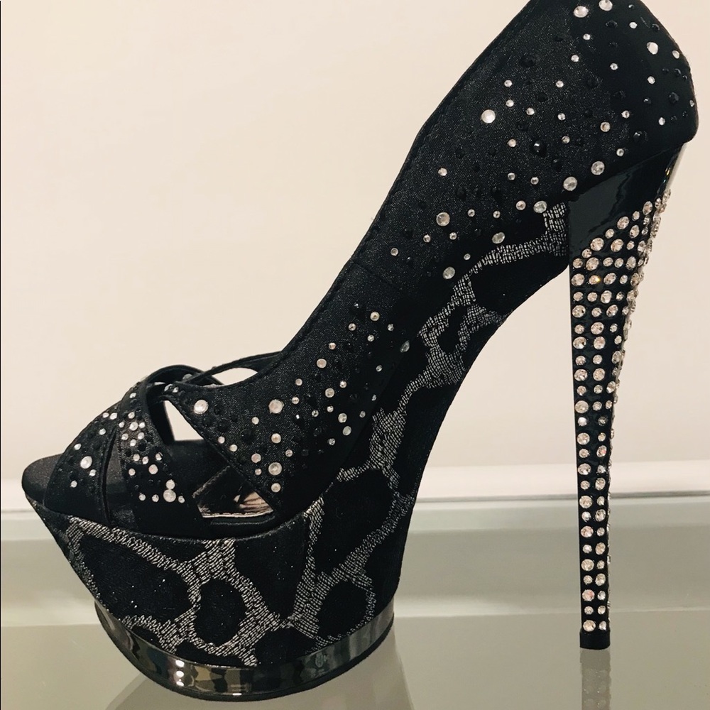 2 Lips Too. Too Frisky Heels - Picture 2 of 6